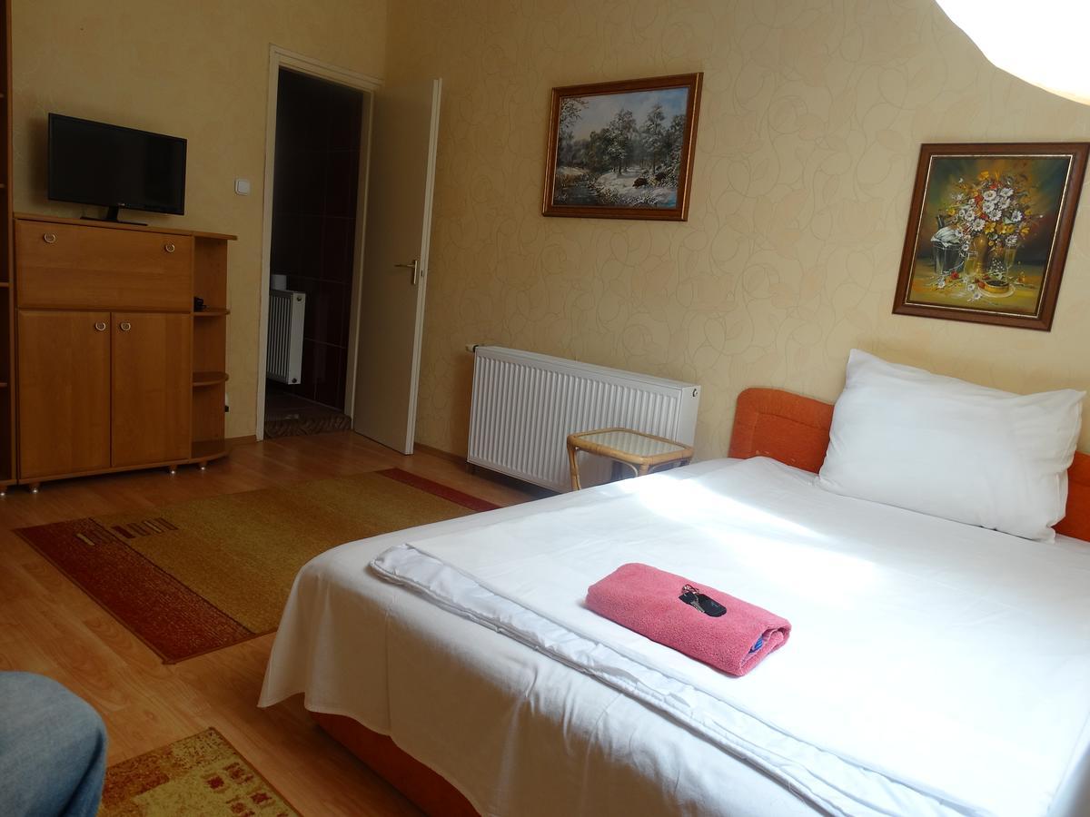 Budai Panzio Székesfehérvár Buitenkant foto